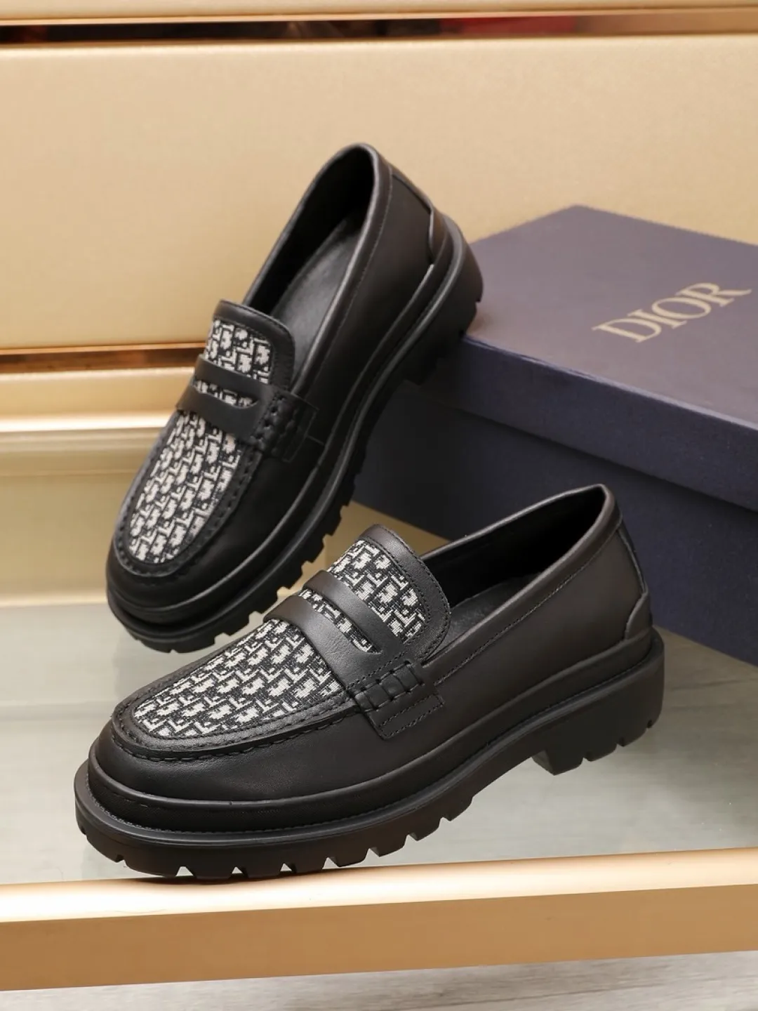 Factory P460💰[Dior] men's classic Loaf leather shoes🇺🇸 are on sale at the same time, original Italian brand · brand totem cloth sewn with brand cloth label · paired with calfskin · (high-end, extravagant and classy) exquisite workmanship (original lining) sole: original factory special rubber concave and convex outsole ⚠️ outsole. Comfortable, wear-resistant, non-slip, real shot 🎬 Can be worn with casual clothes or suits. Size: 38-44 (46.46 customized)